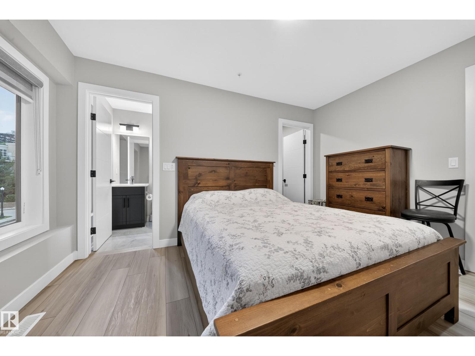 9747 101 ST NW - 35