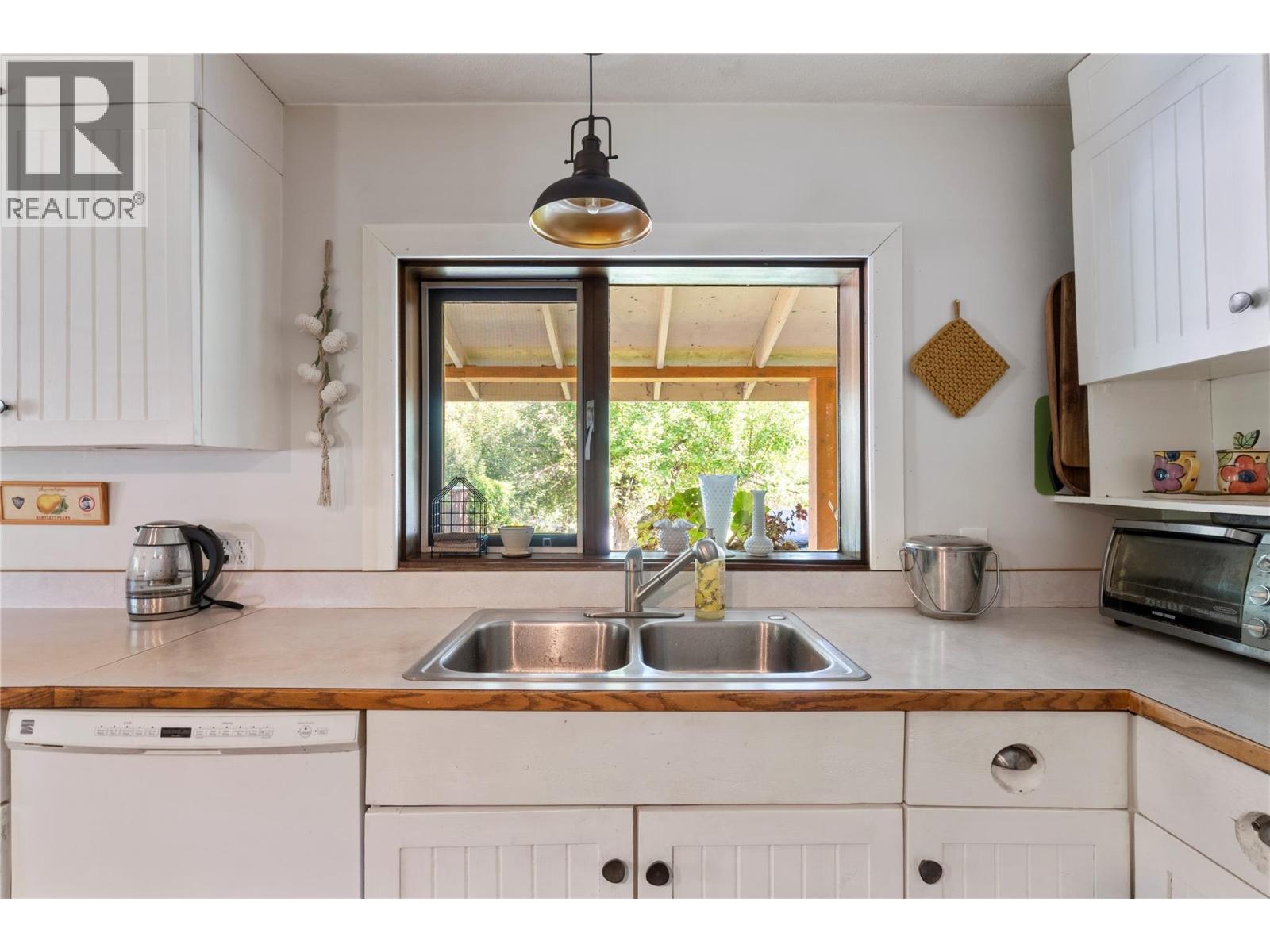 3590 50 Street NE - 14