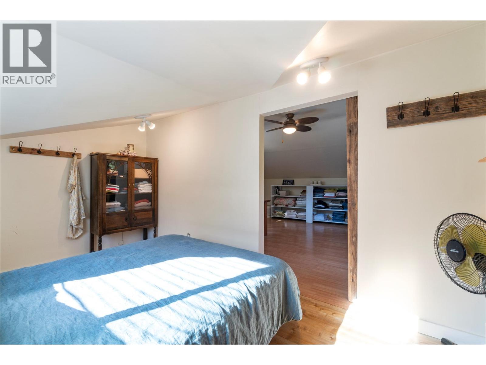 3590 50 Street NE - 21