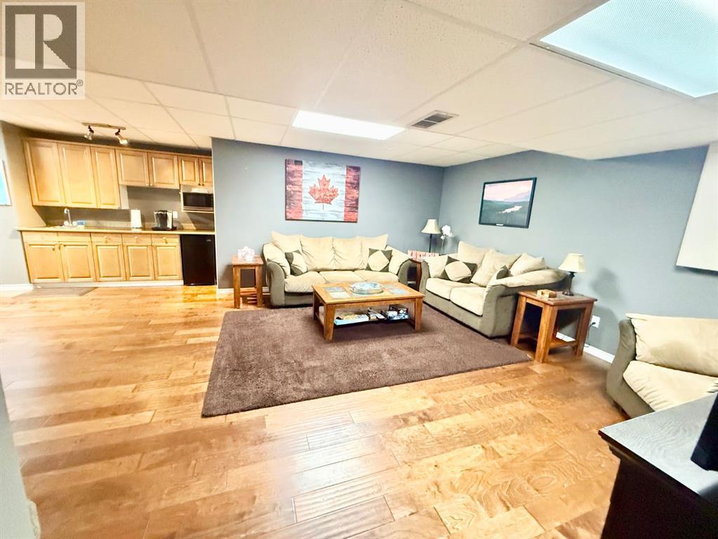 150 HALLAM Drive — photo 35