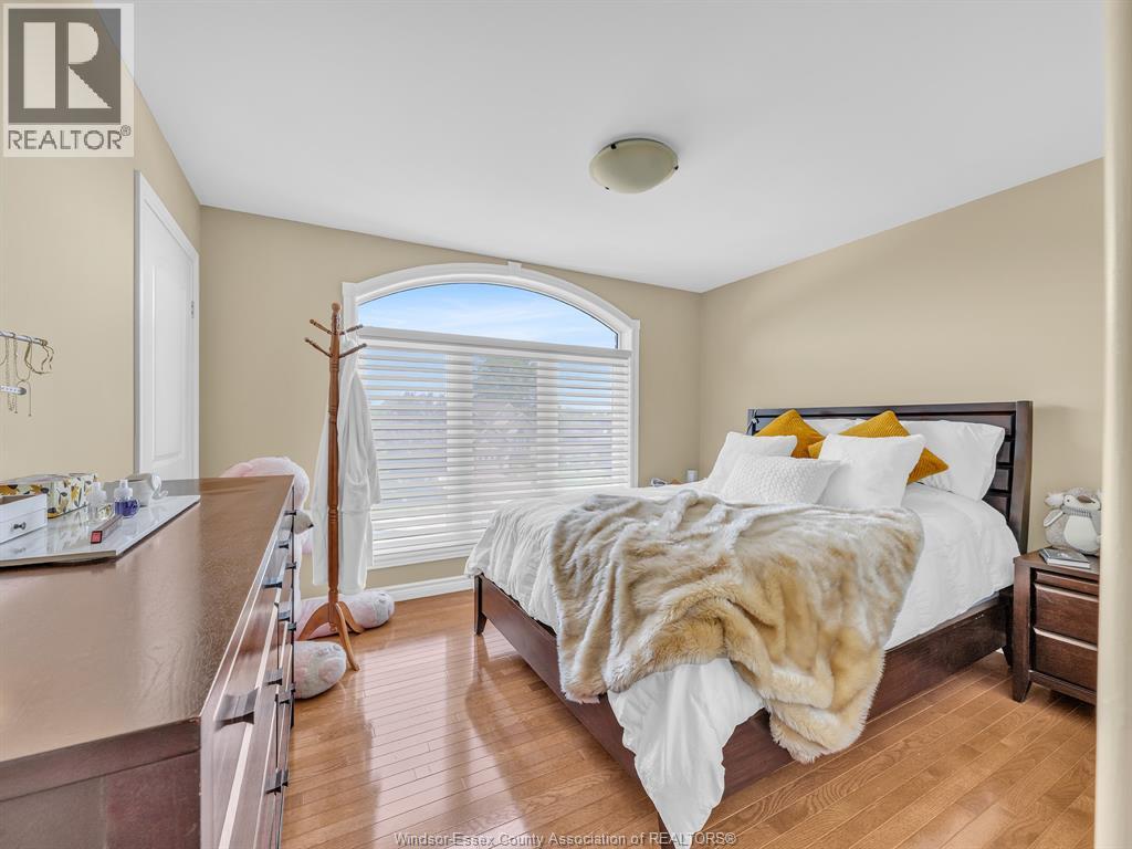 1049 HUNTINGTON BOULEVARD - 29