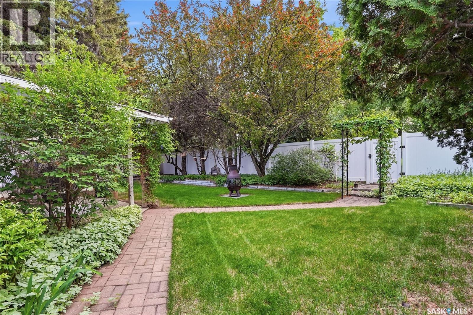 206 Willoughby CRESCENT — photo 60