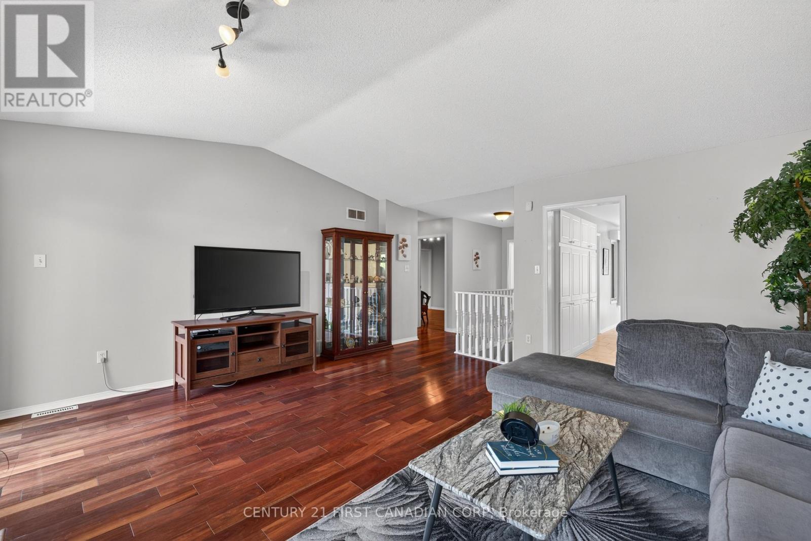#14 861 SHELBORNE STREET - 13