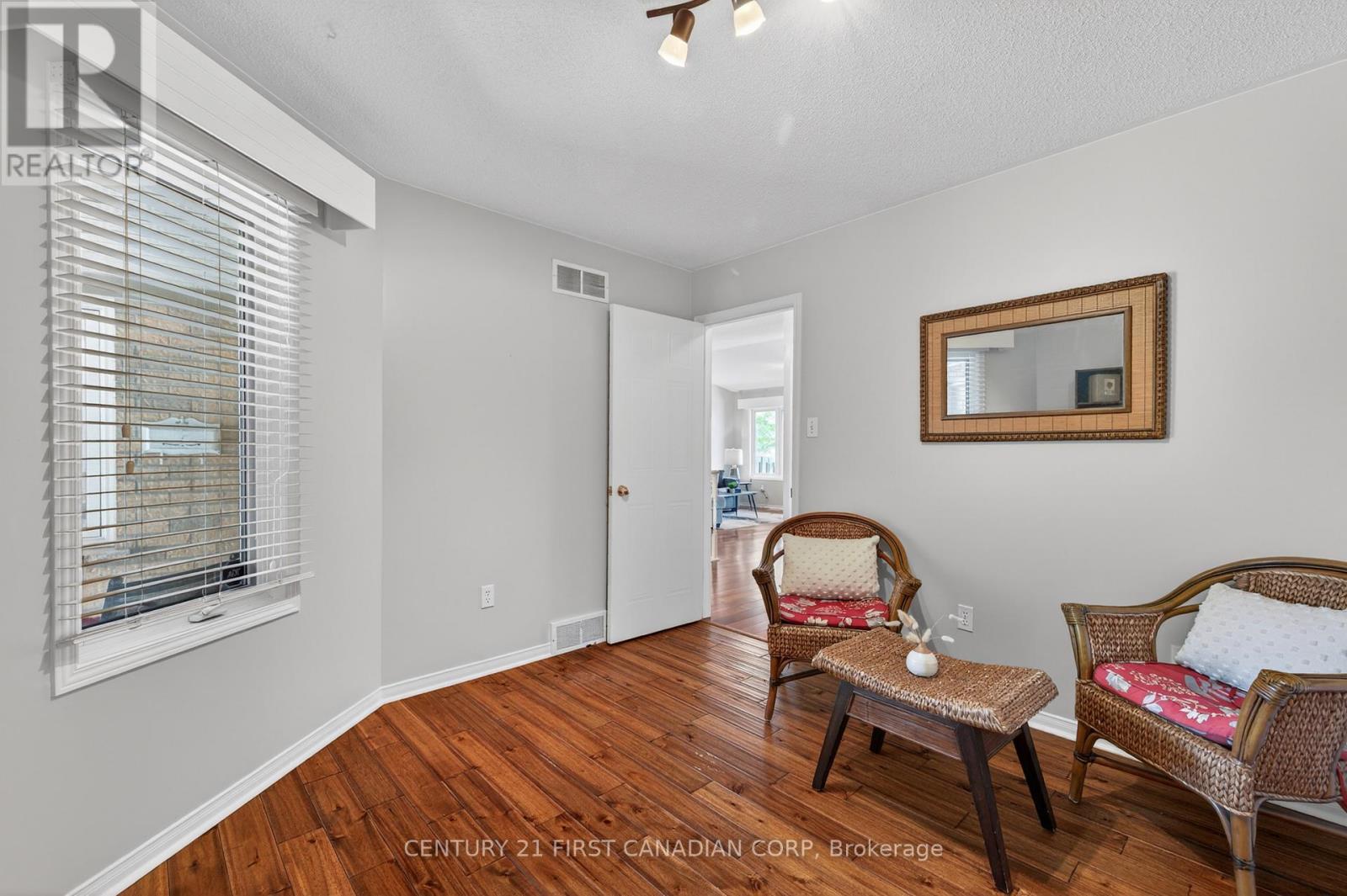 #14 861 SHELBORNE STREET - 23