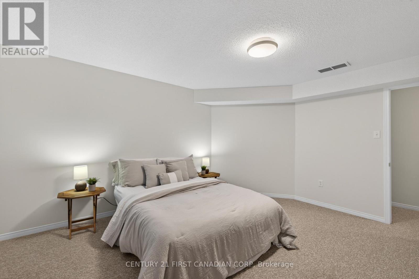 #14 861 SHELBORNE STREET - 29