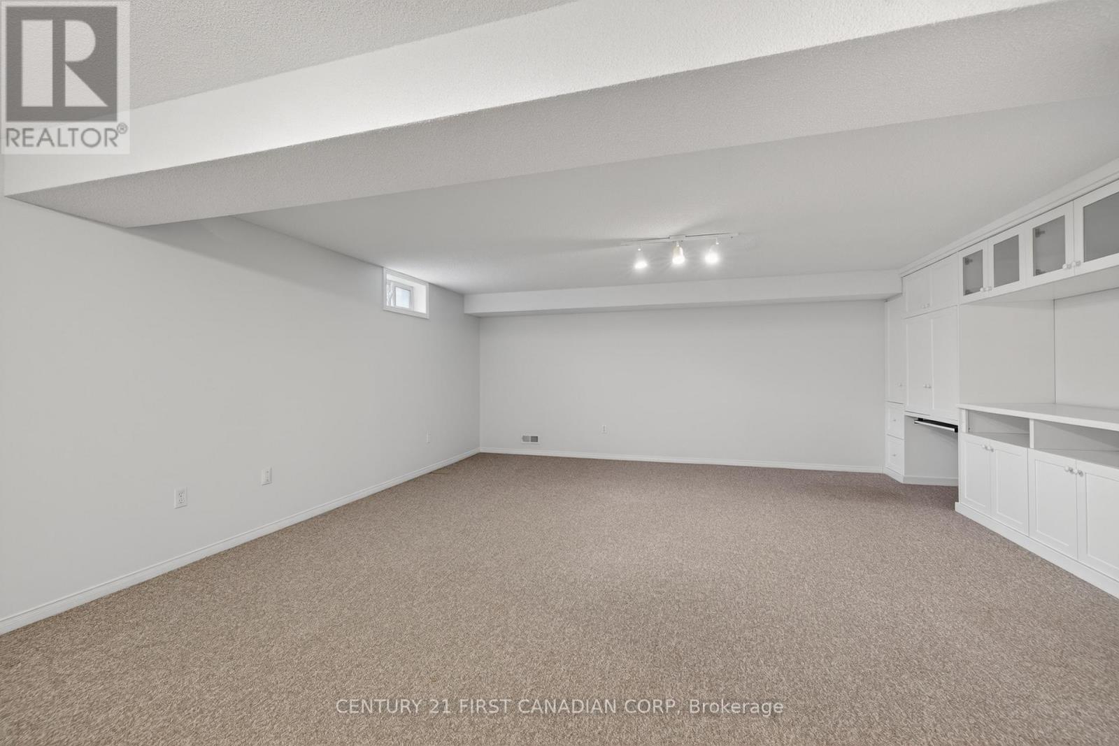 #14 861 SHELBORNE STREET - 25