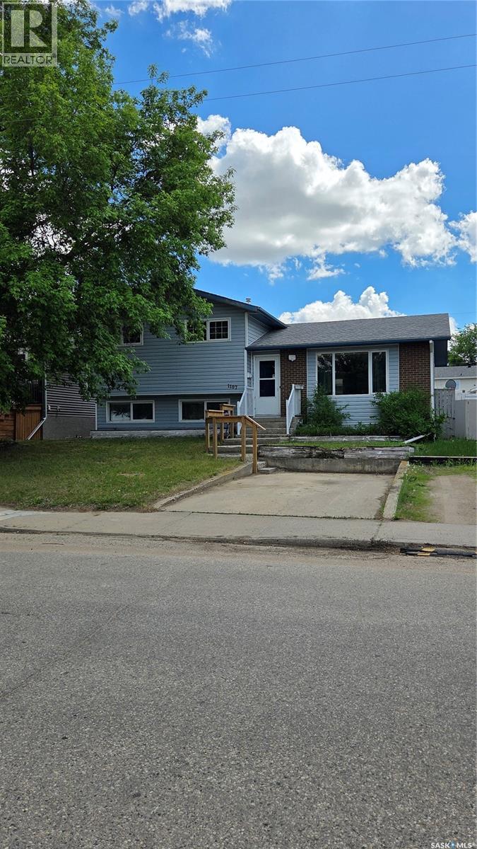 1107 Lillooet STREET W - 1