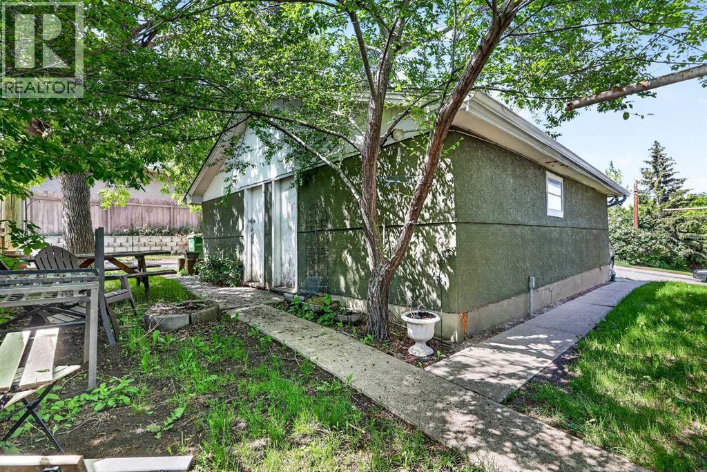 301 46 Avenue SW — photo 43