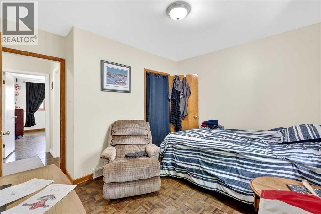 301 46 Avenue SW — photo 36