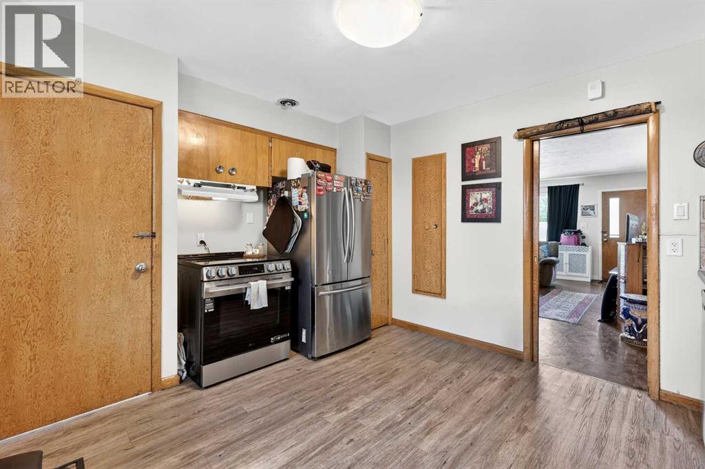 301 46 Avenue SW — photo 31