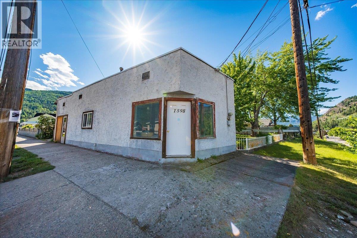 1555 McQuarrie Street - Image 2