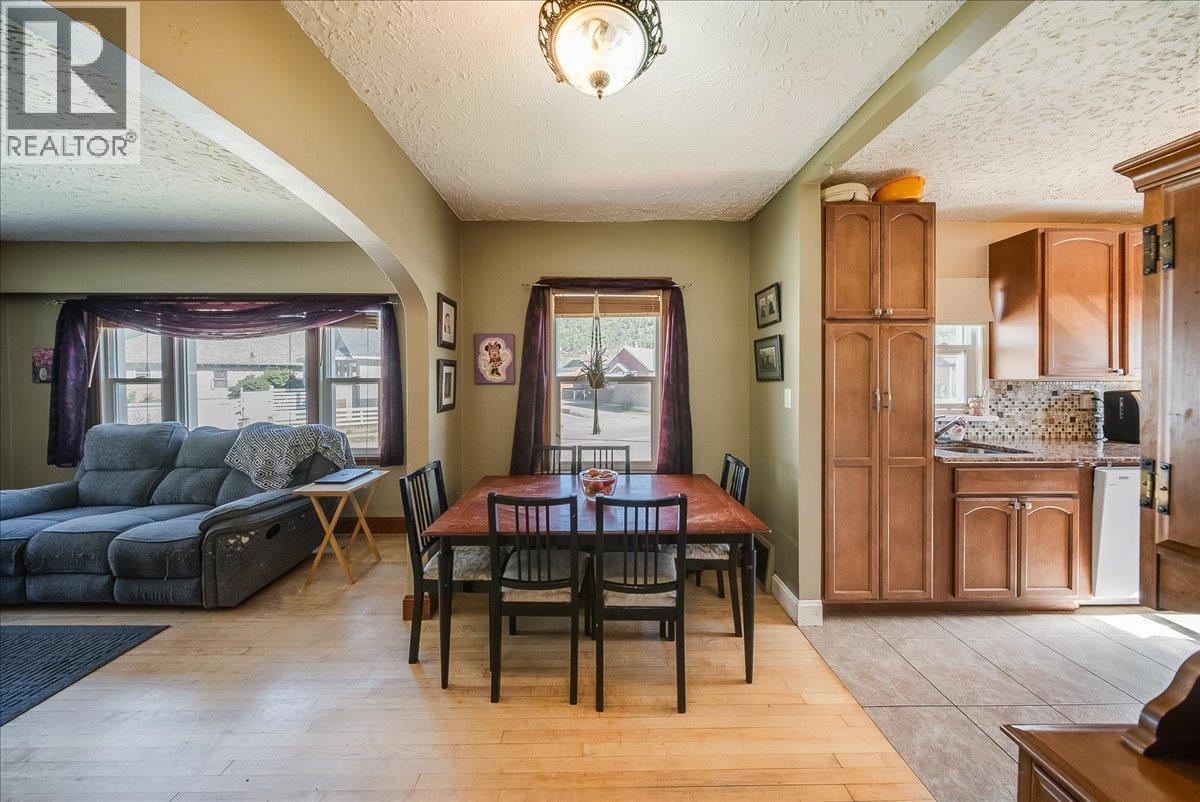 1555 McQuarrie Street - 12