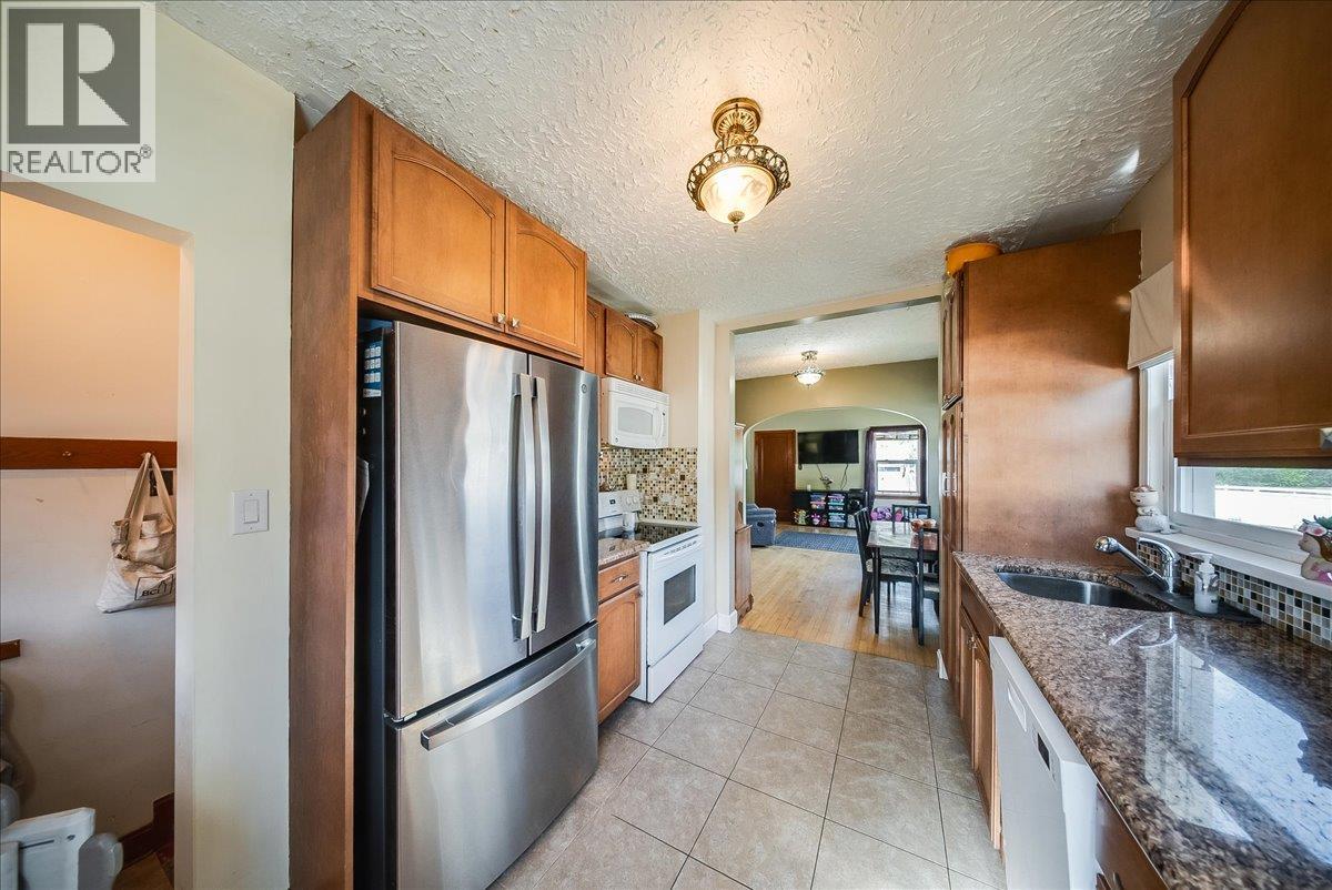 1555 McQuarrie Street - 4