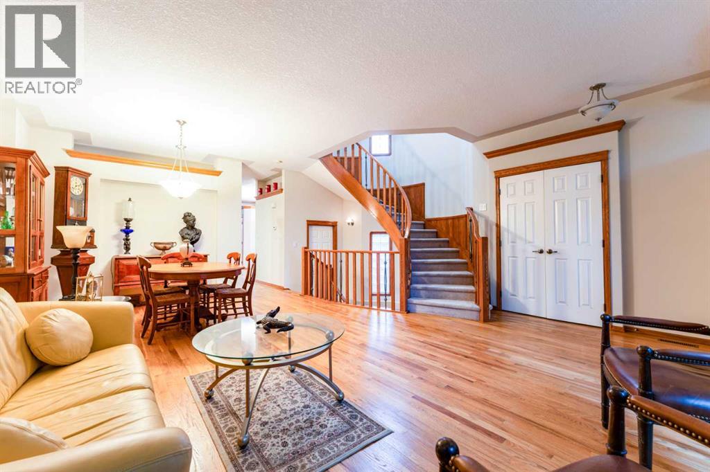 256 43 Avenue NW - photo 3