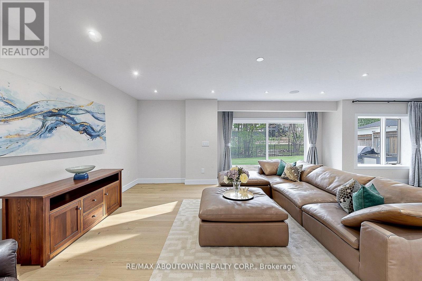 1364 ACTON CRESCENT - 23