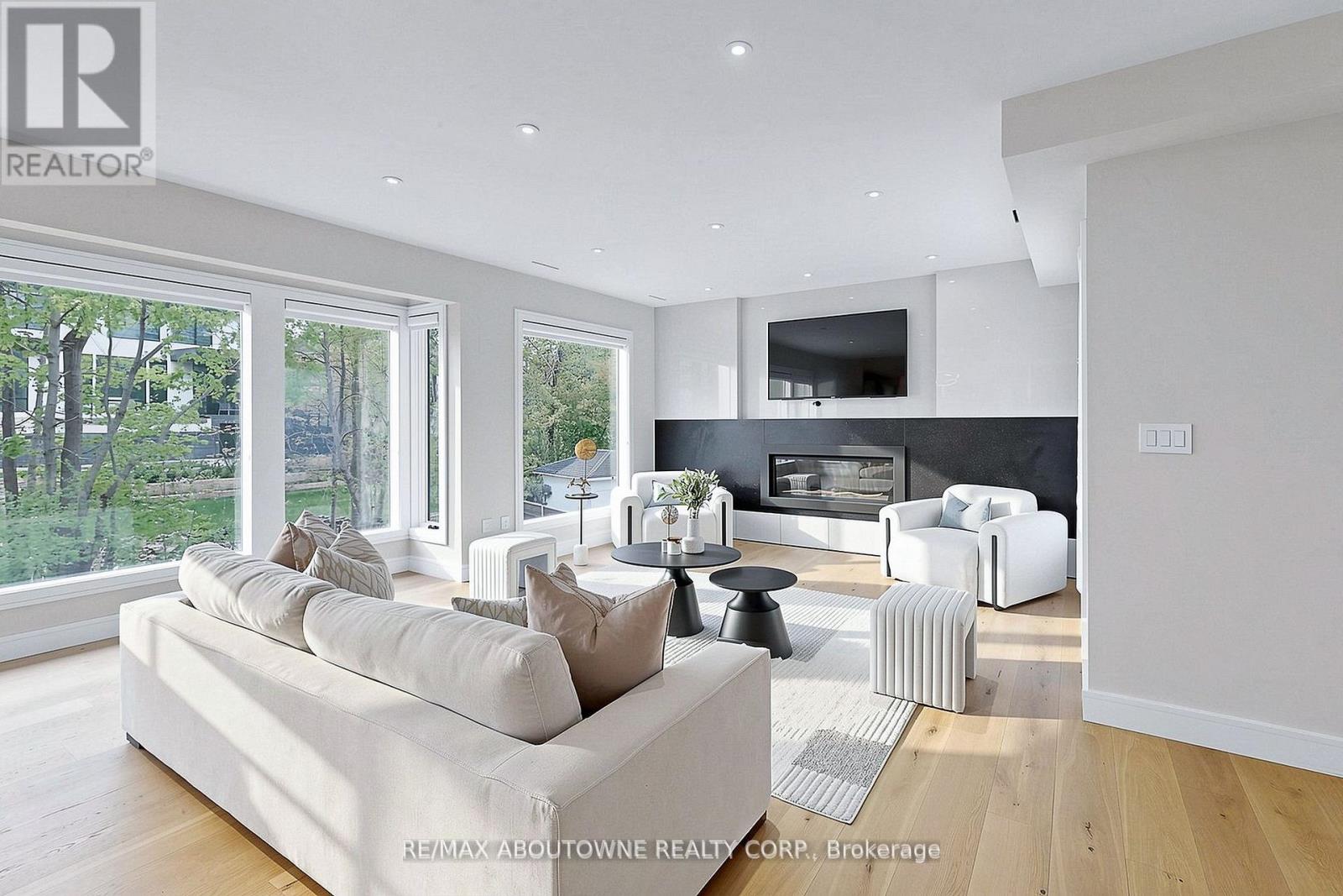 1364 ACTON CRESCENT - 9