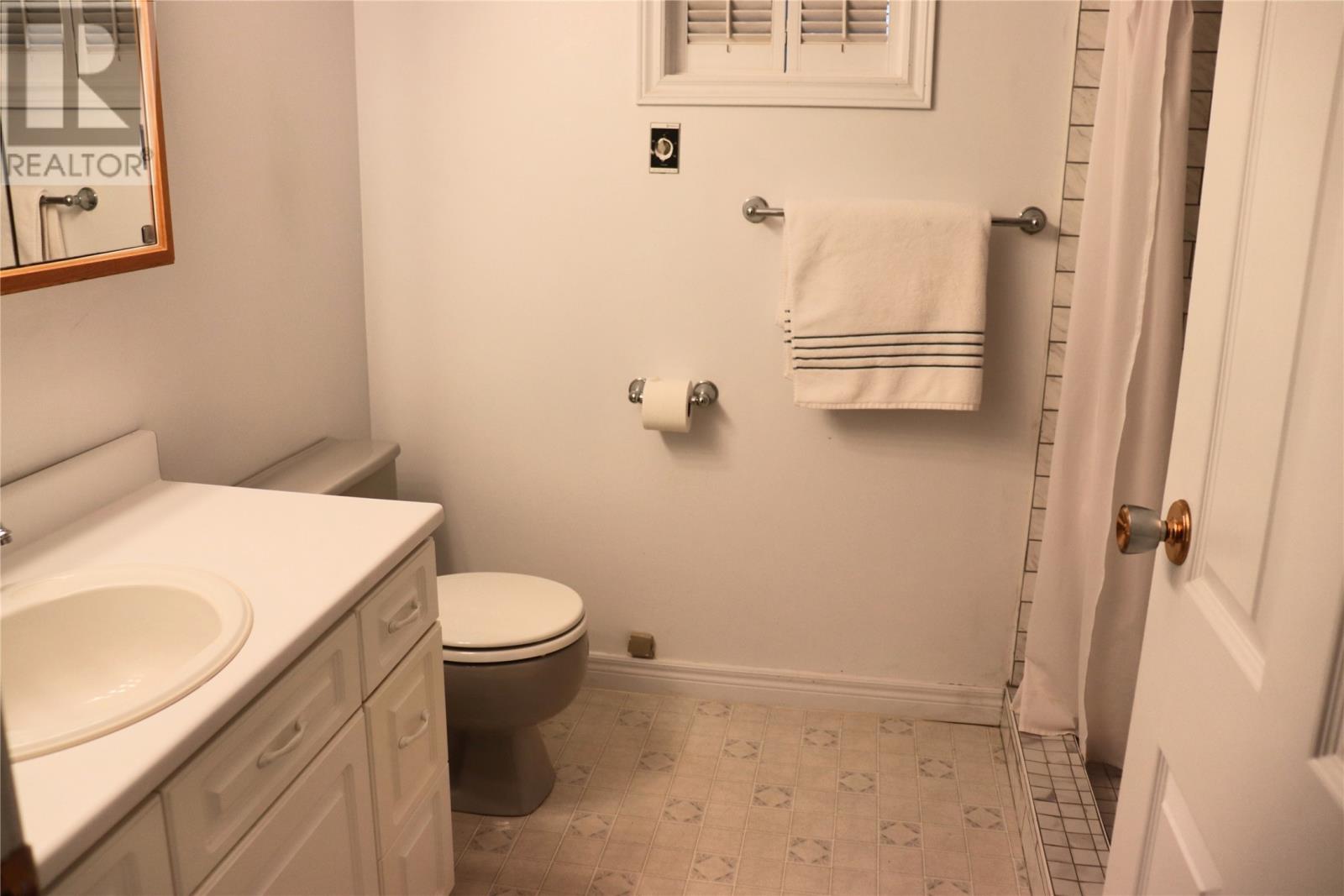 96 Colonial Avenue - 17