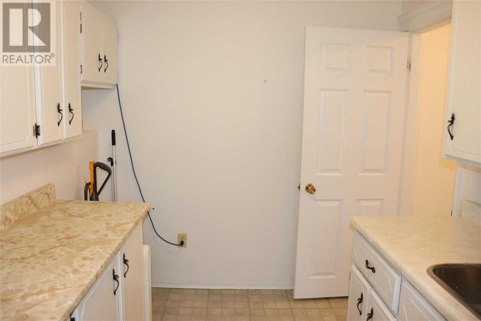 96 Colonial Avenue - 24
