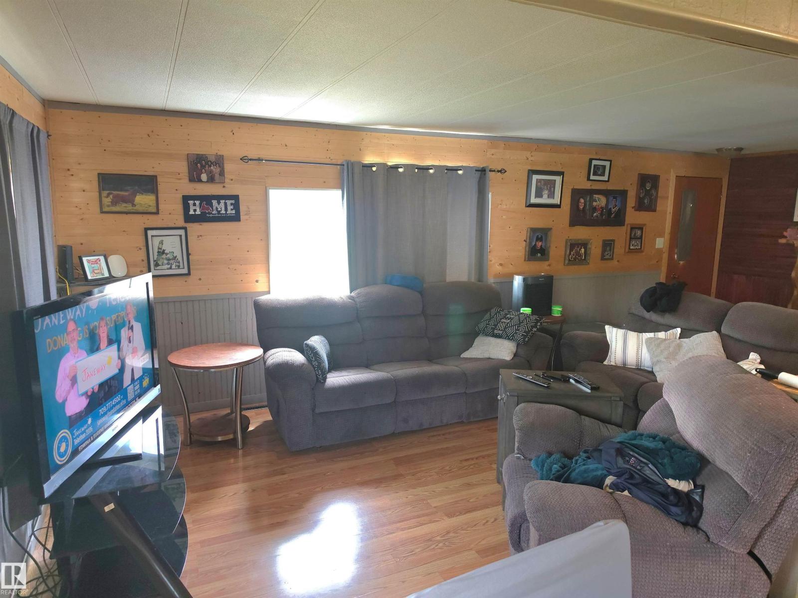 4916 47 ST - 17