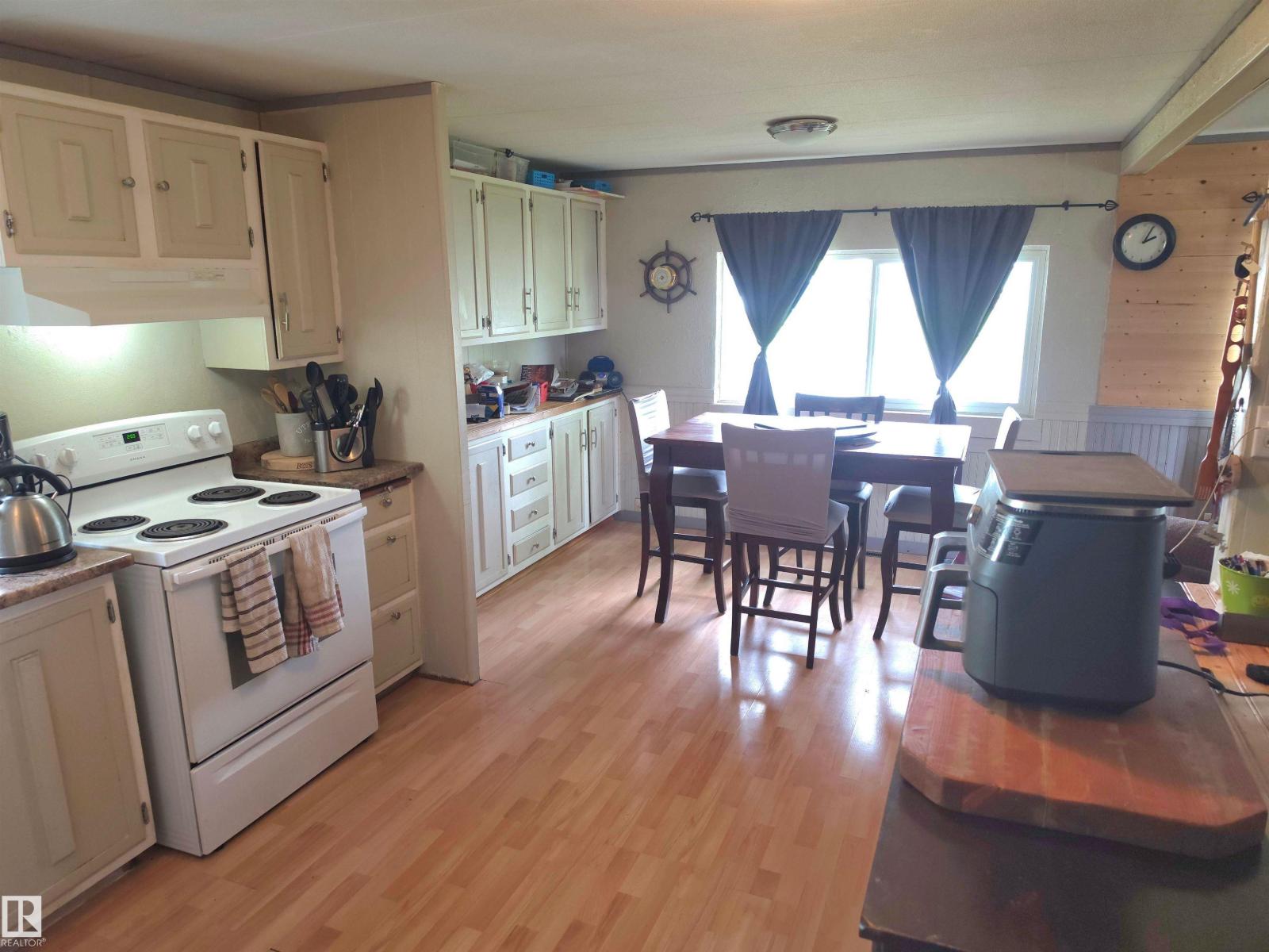 4916 47 ST - 19