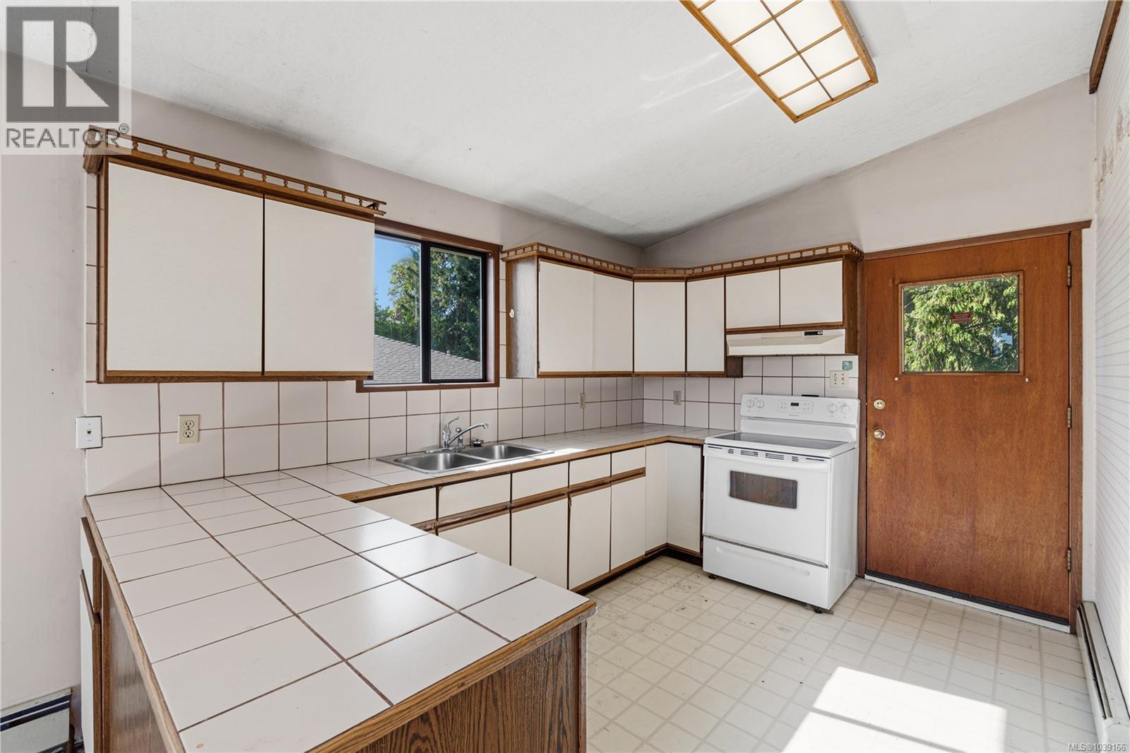 3020 Dolphin Dr - Image 3