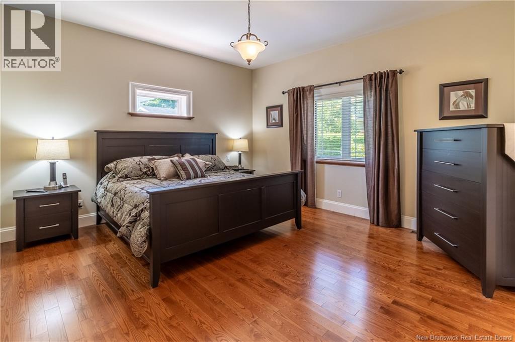131 Creighton Street North - 35