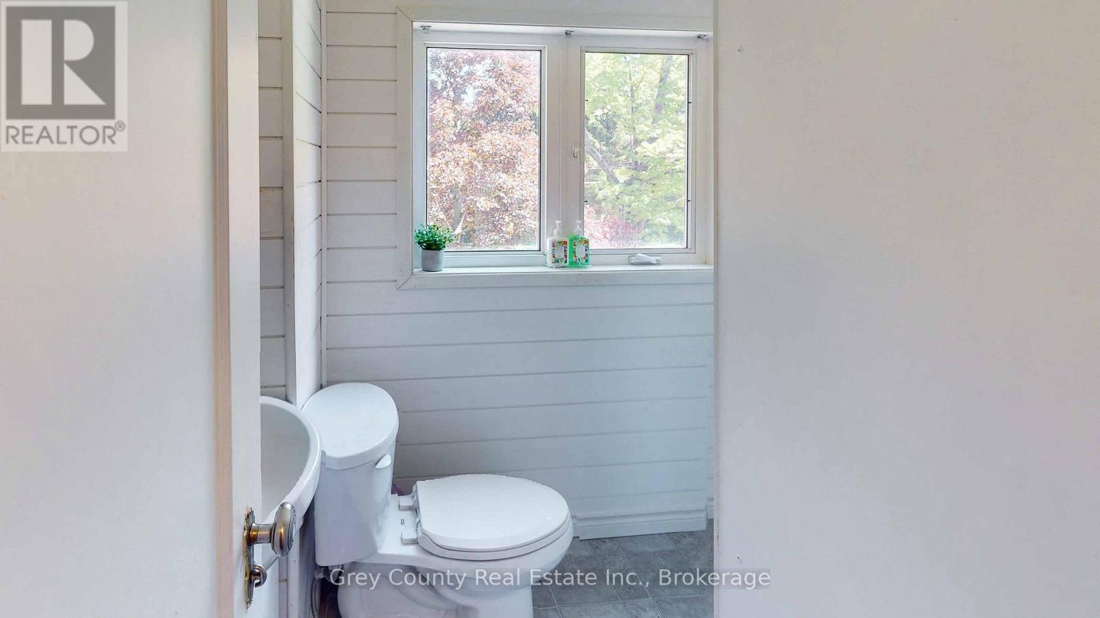120 MARK STREET W - 33