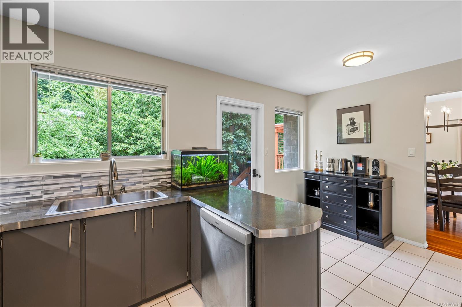 3348 Departure Bay Rd - 16
