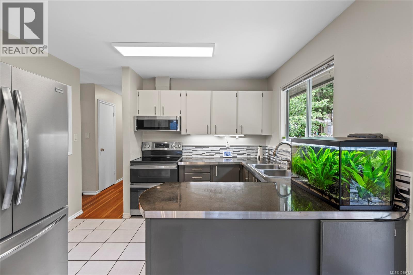 3348 Departure Bay Rd - 17