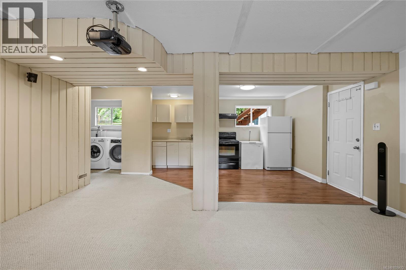 3348 Departure Bay Rd - 27