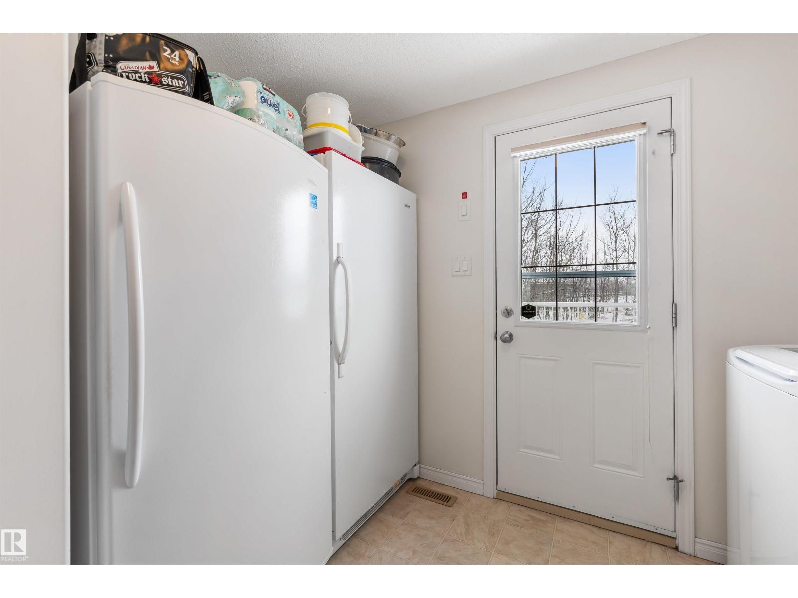 4901 48 AV — photo 30