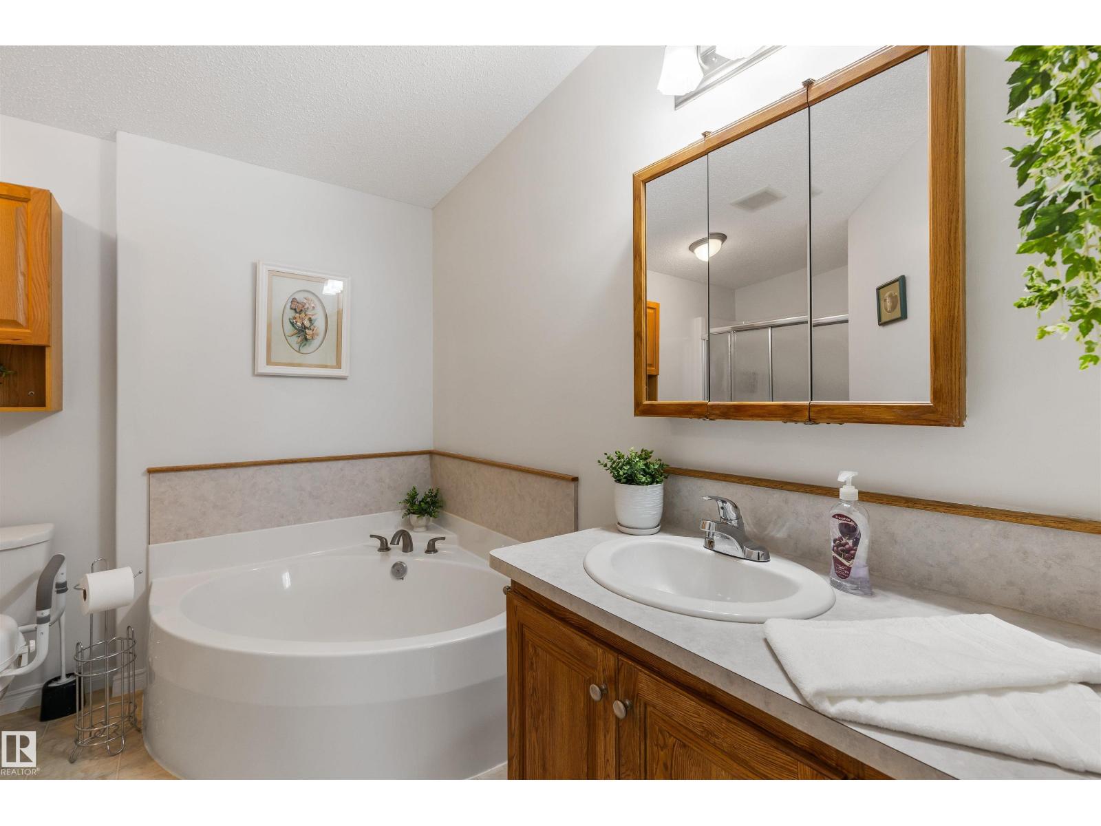 4901 48 AV — photo 34