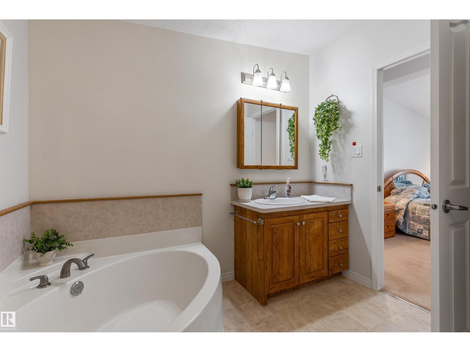 4901 48 AV — photo 36
