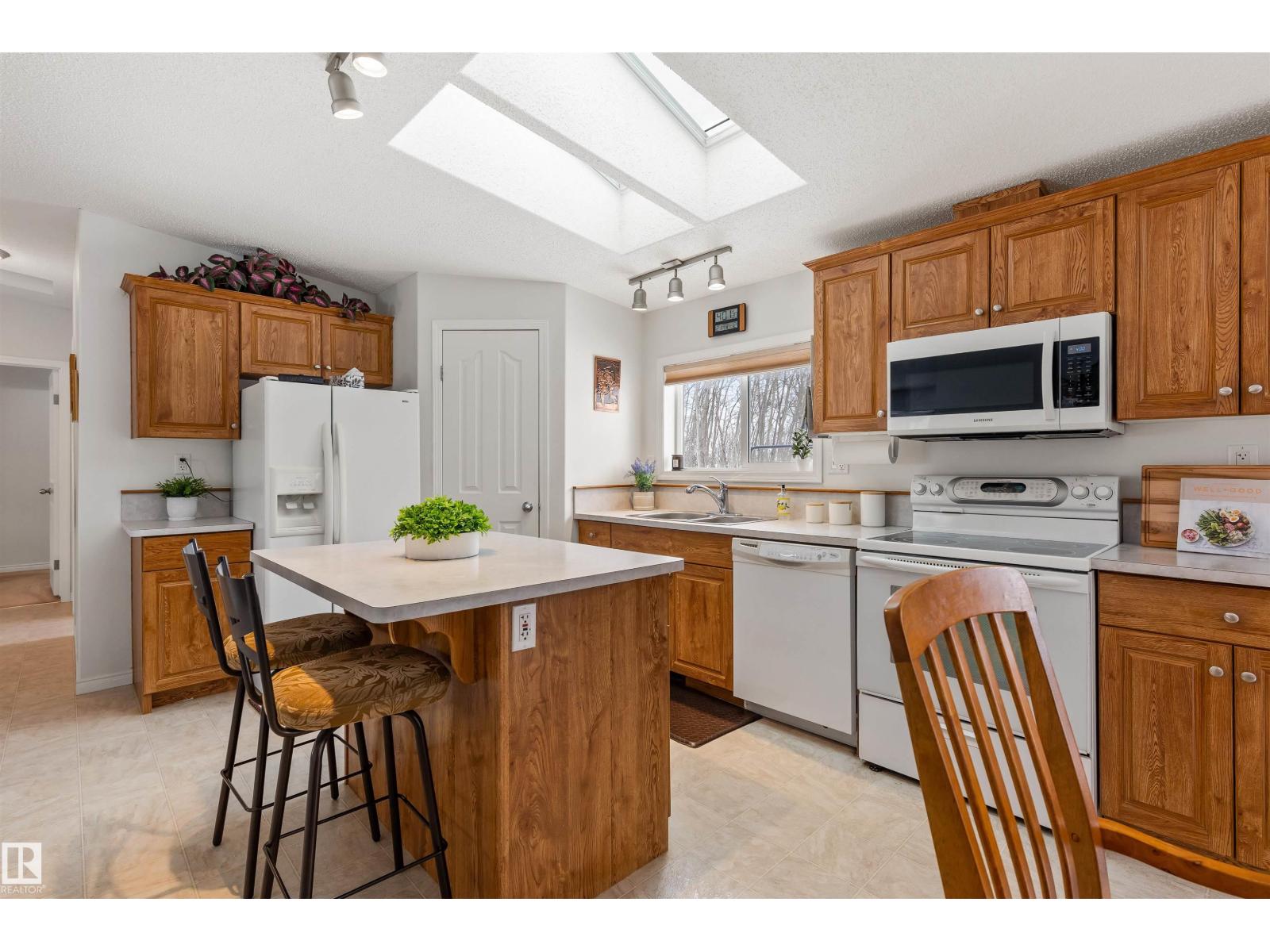 4901 48 AV — photo 12