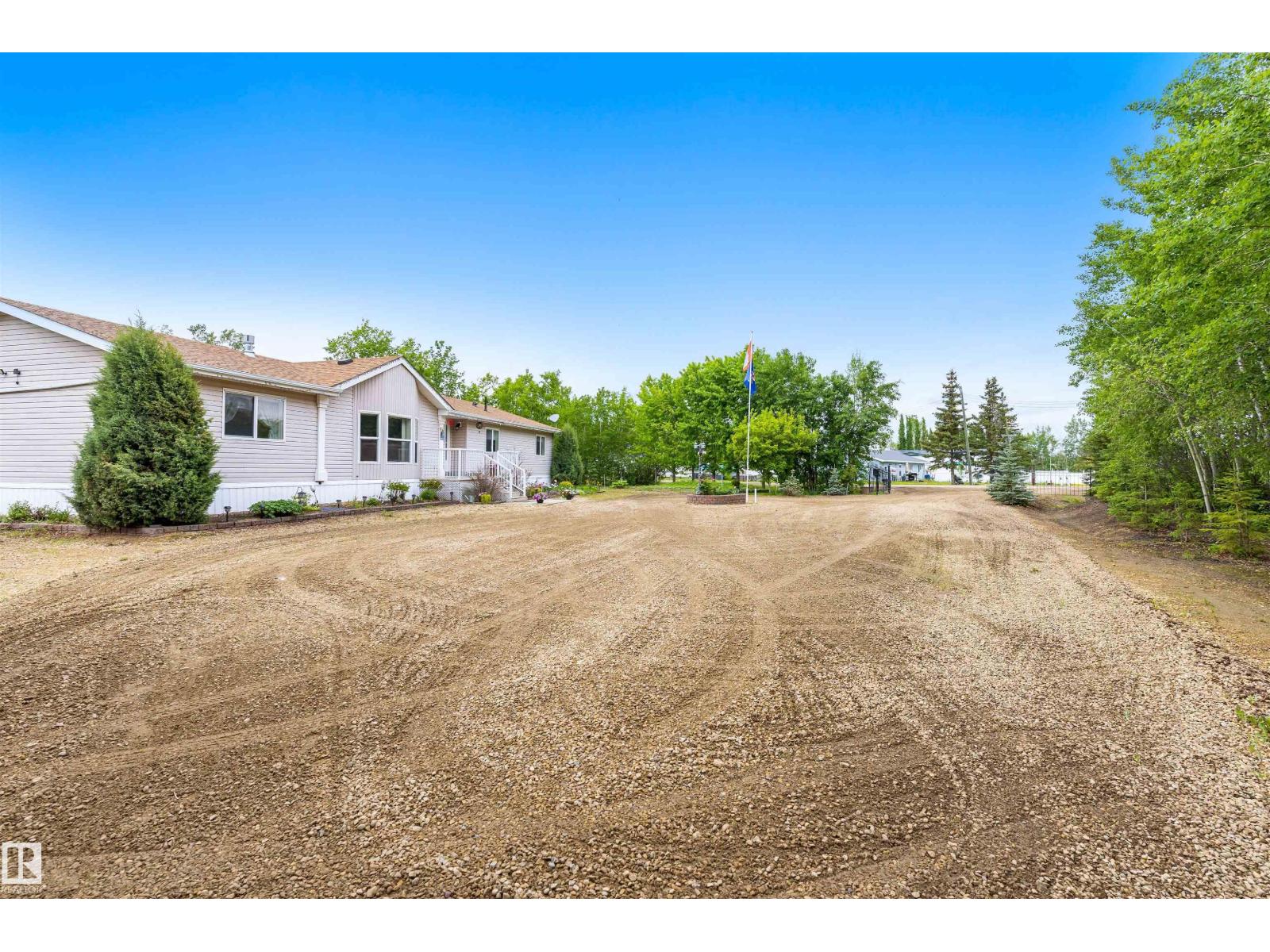 4901 48 AV — photo 42