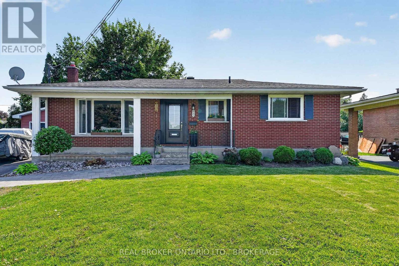 821 HALDIMAND CRESCENT - 1
