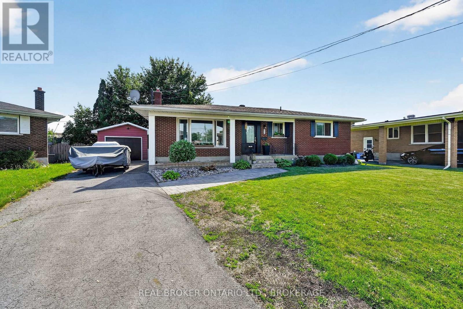 821 HALDIMAND CRESCENT - 2