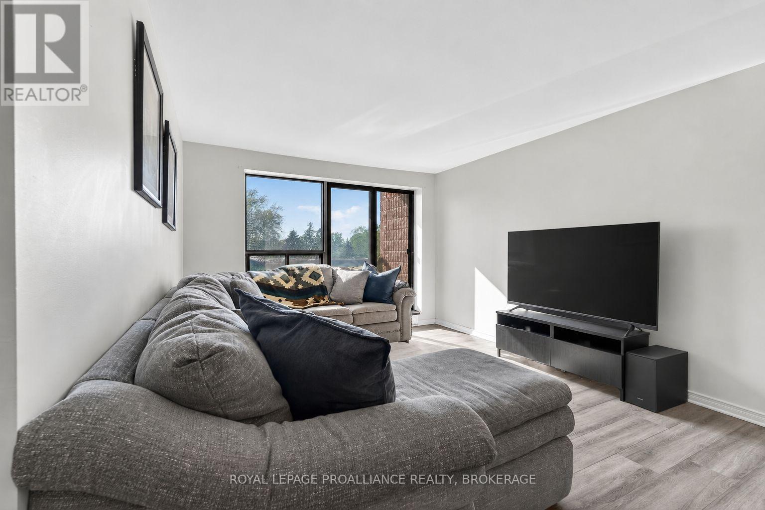 #206 17 ELDON HALL PLACE - 3