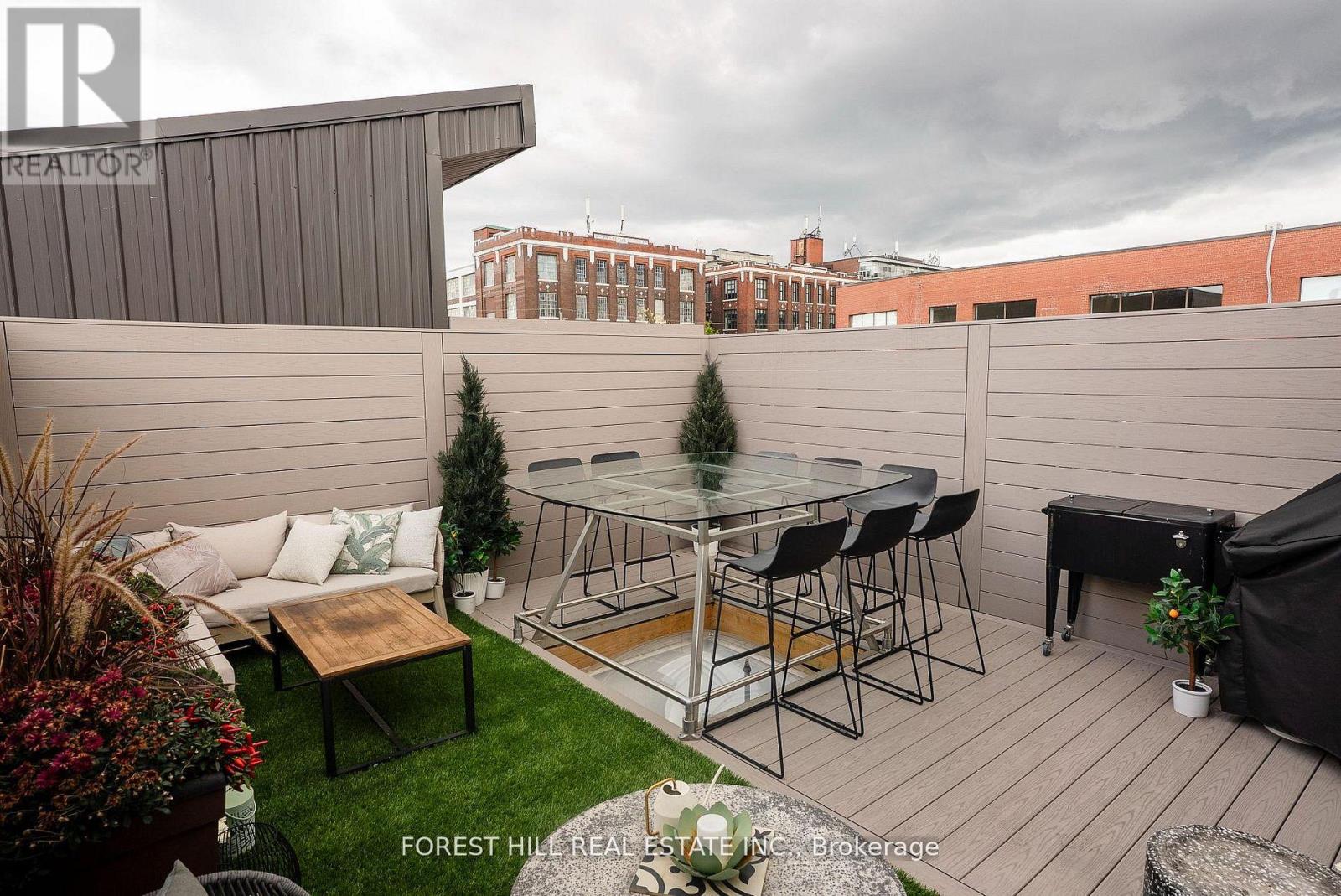 #123 326 CARLAW AVENUE - 33