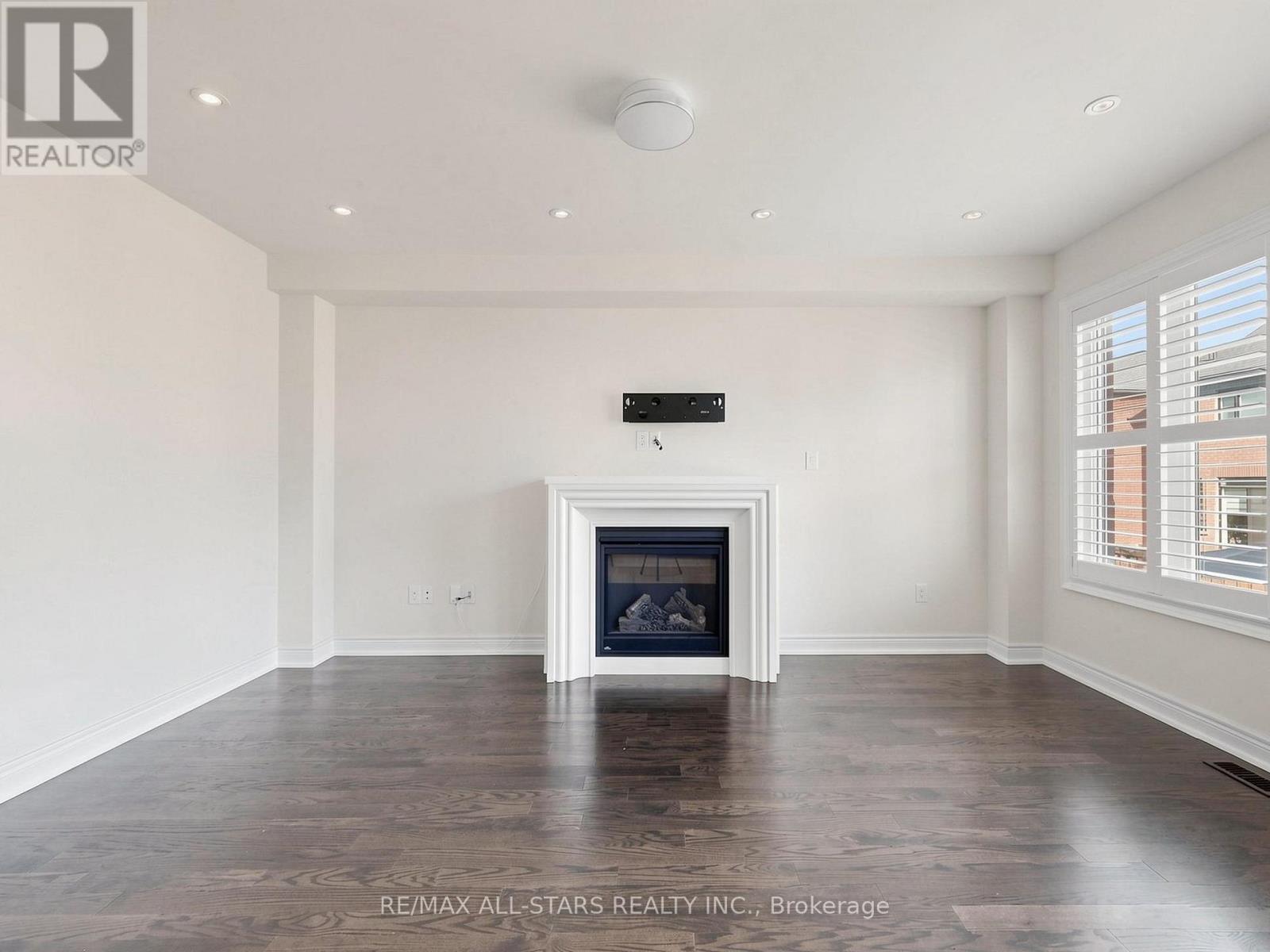 29 MONDIAL CRESCENT - 10