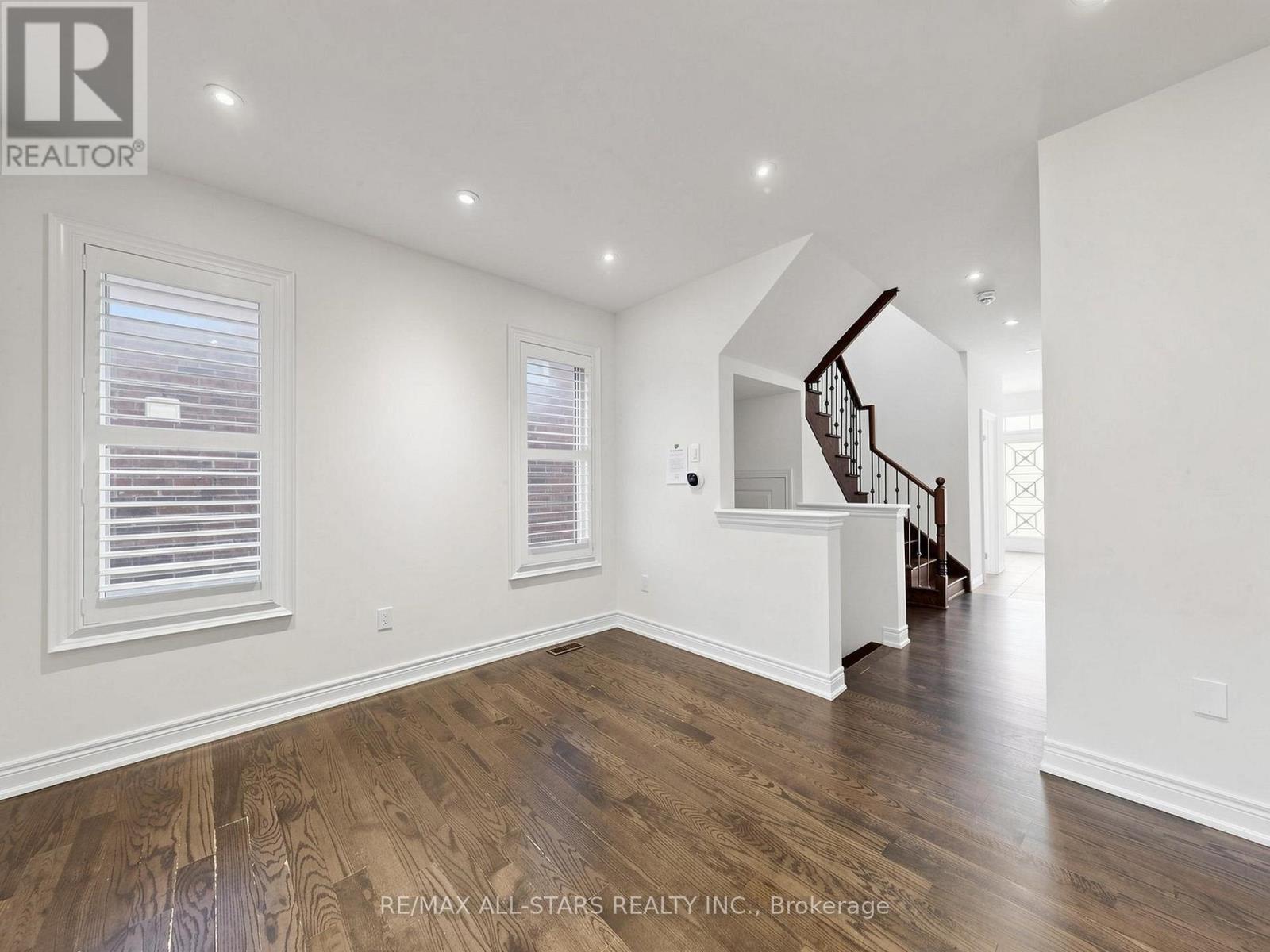 29 MONDIAL CRESCENT - 11
