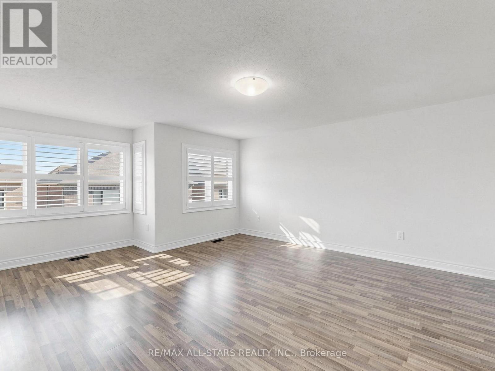 29 MONDIAL CRESCENT - 14