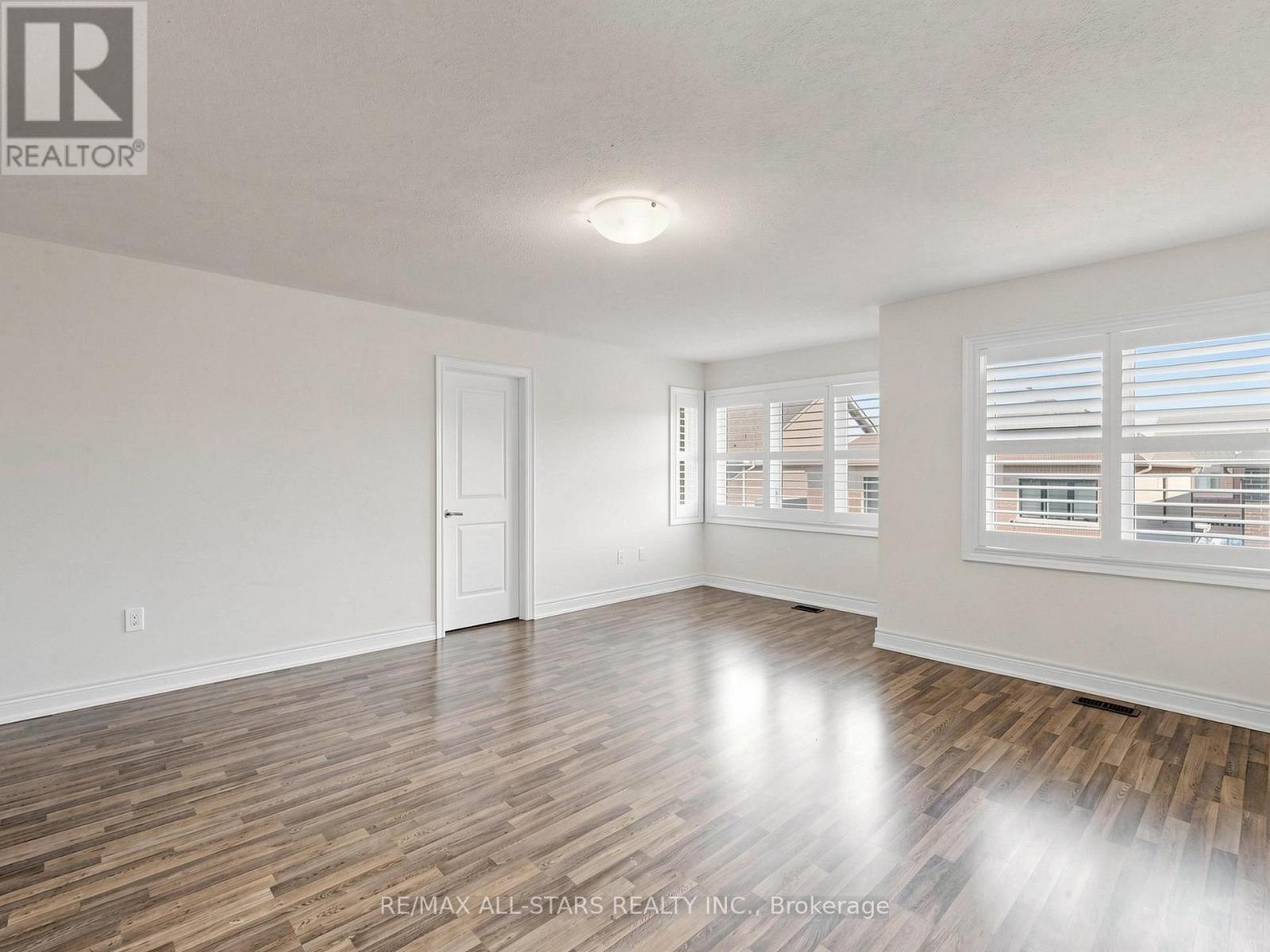29 MONDIAL CRESCENT - 16