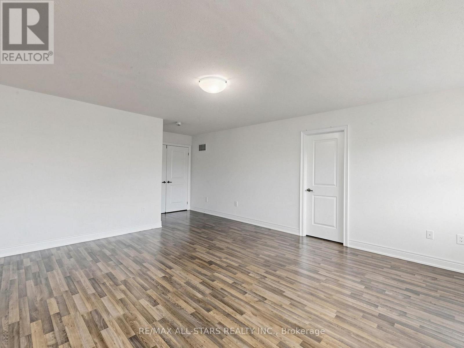 29 MONDIAL CRESCENT - 17