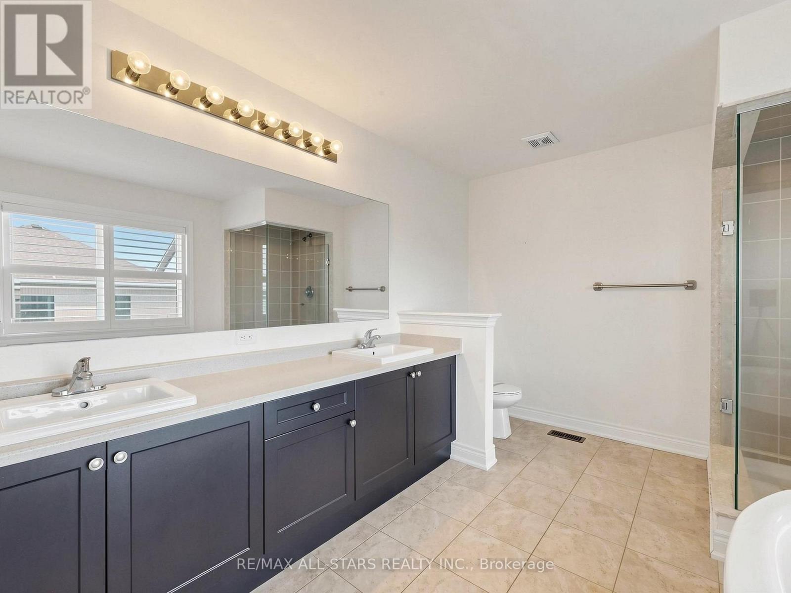 29 MONDIAL CRESCENT - 18