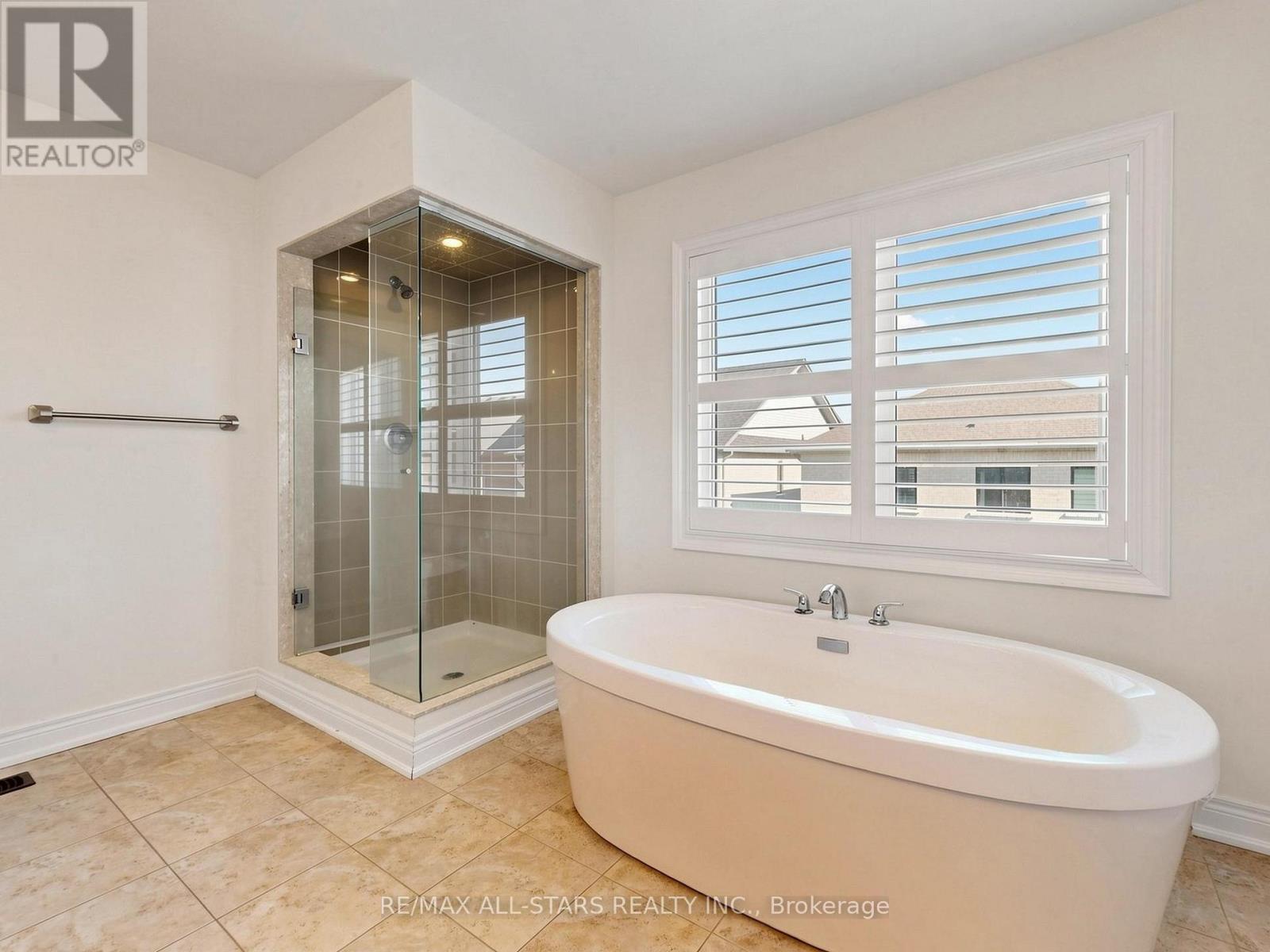 29 MONDIAL CRESCENT - 19