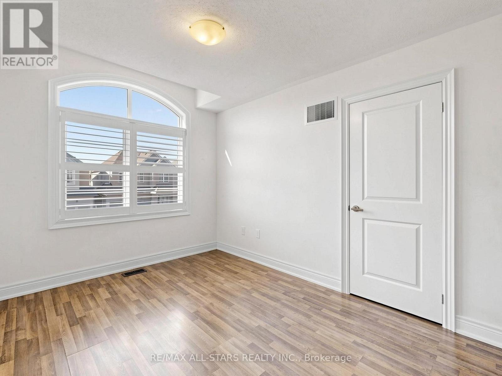 29 MONDIAL CRESCENT - 21