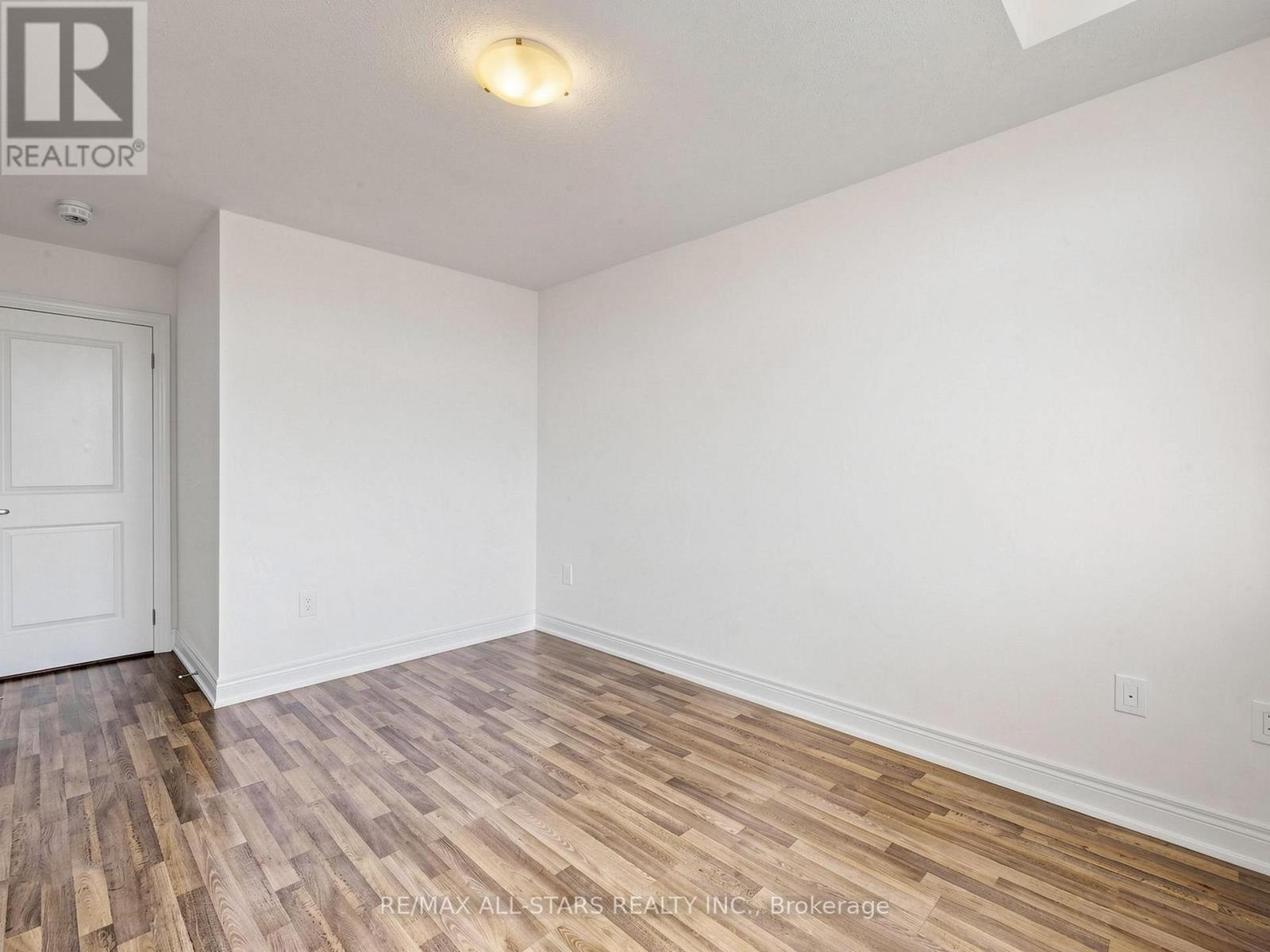 29 MONDIAL CRESCENT - 23