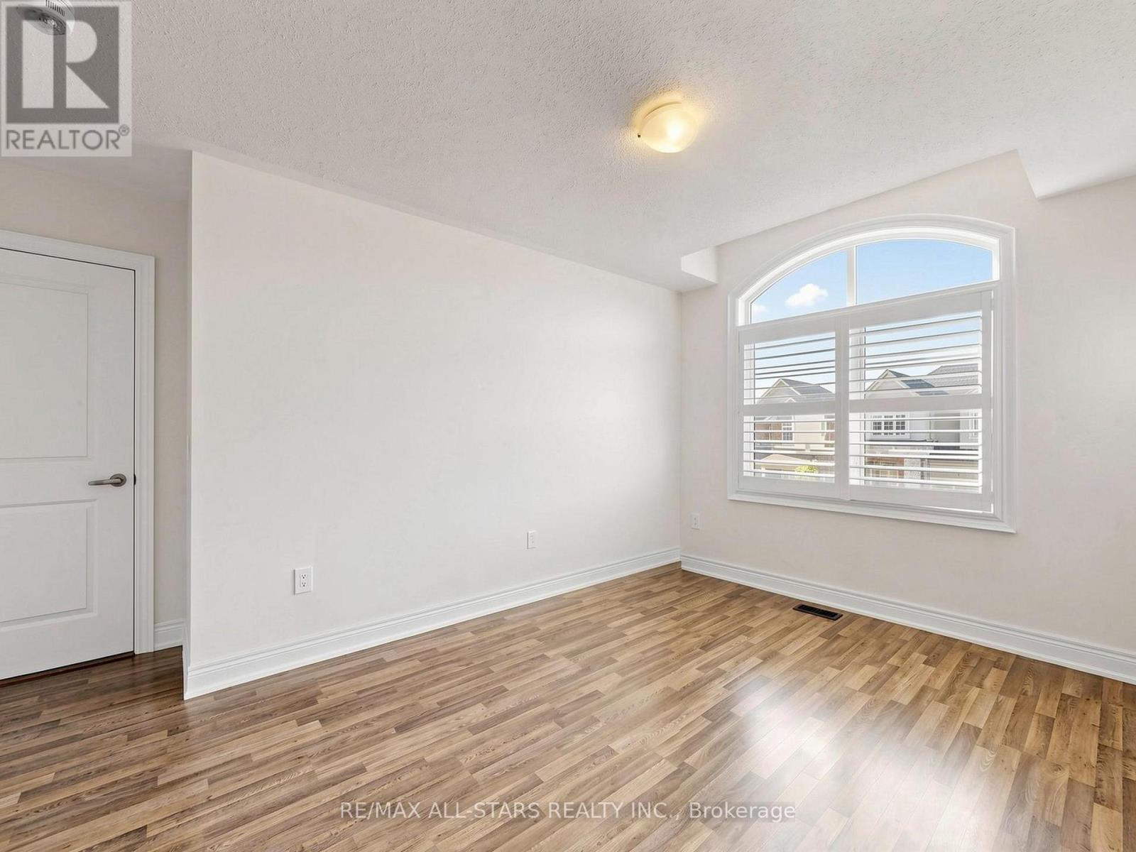 29 MONDIAL CRESCENT - 25