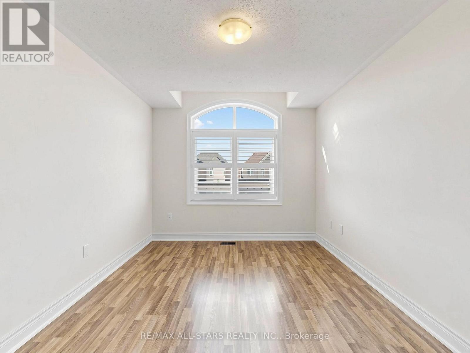 29 MONDIAL CRESCENT - 26